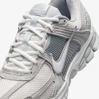 Nike Zoom Vomero 5 женская Shoe цвет серый