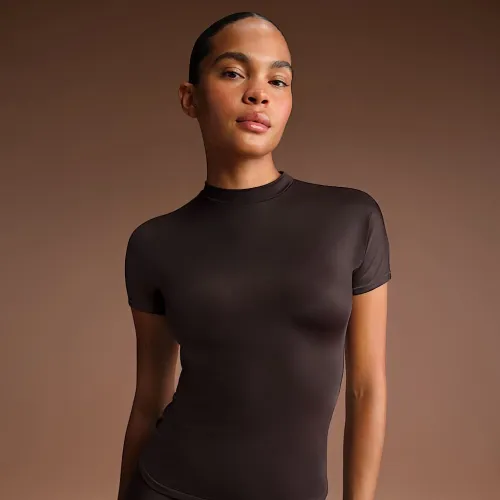 NikeSKIMS Shine жіноча Mock-Neck Short-Sleeve Top колір коричневий