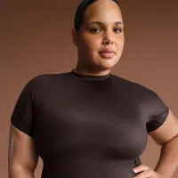 NikeSKIMS Shine жіноча Mock-Neck Short-Sleeve Top колір коричневий