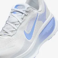 Nike Vomero 18 жіноча Road Running Кросівки (Extra Wide) колір білий