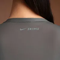 NikeSKIMS Weightless Layers женская Long-Sleeve Wrap Top цвет серый
