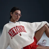 NikeCourt Phoenix Fleece жіноча Over-оверсайз Crew-Neck Tennis світшот колір коричневий