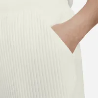 Nike Sportswear женская С высокой Талией Ribbed Jersey шорты (большие размеры) цвет белый