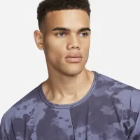 Nike Dri-FIT чоловічі Allover Print Short-Sleeve Yoga Top колір сірий