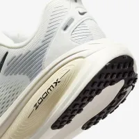 Nike Vomero 18 жіноча Road Running Кросівки (Extra Wide) колір білий