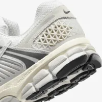 Nike Zoom Vomero 5 SE чоловічі Кросівки колір сірий