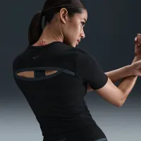 Nike One Fitted жіноча Dri-FIT Short-Sleeve Top колір чорний