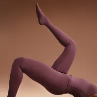 NikeSKIMS Matte жіноча З високою талією Footsie Grip лосіни колір червоний