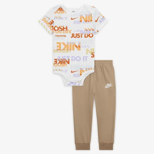 Nike Sportswear Playful Exploration Baby (12-24M) Printed Bodysuit and Pants набор цвет коричневый