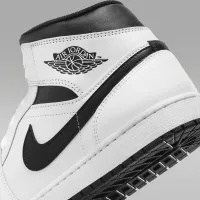Nike Air Jordan 1 Mid чоловічі Кросівки колір білий