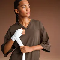 NikeSKIMS Airy жіноча оверсайз V-Neck футболка колір коричневий