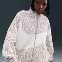 Nike Sportswear женская Woven Printed Куртка цвет серый