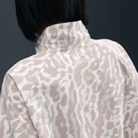 Nike Sportswear женская Woven Printed Куртка цвет серый