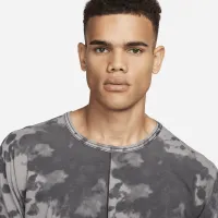 Nike Dri-FIT чоловічі Allover Print Short-Sleeve Yoga Top колір сірий