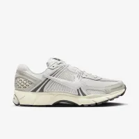 Nike Zoom Vomero 5 SE чоловічі Кросівки колір сірий