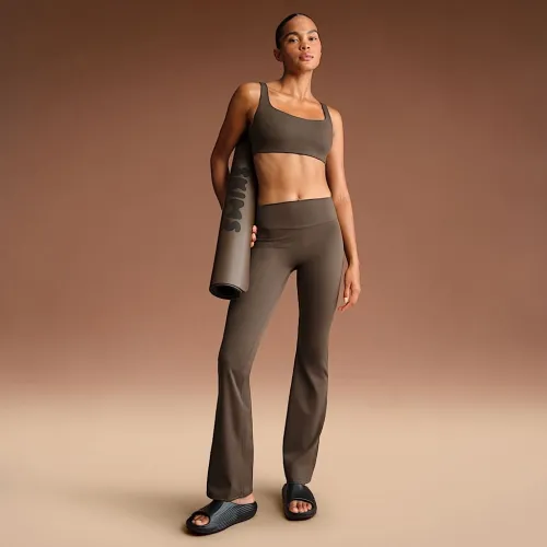 NikeSKIMS Matte жіноча З високою талією Slim Flaколір червоний лосіни колір коричневий