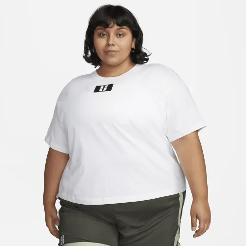 Nike Sabrina жіноча Boxy баскетбольні Tee (великі розміри) колір білий