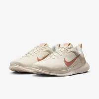 Nike Flex Experience Run 12 женская Road Running Кроссовки (Extra Wide) цвет коричневый