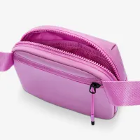Nike Aura Crossbody сумка (2л) колір фіолетовий