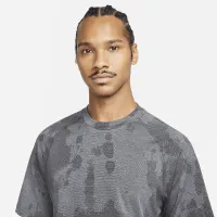 Nike Dri-FIT ADV A.P.S. чоловічі Engineered Short-Sleeve Fitness Top колір сірий