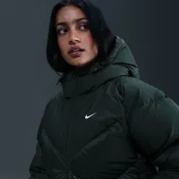 Nike Sportswear Windpuffer женская Storm-FIT Loose Hooded Down Parka цвет зеленый