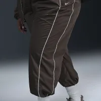 Nike Windrunner женская С высокой Талией Woven Open-Hem Pants (большие размеры) цвет коричневый