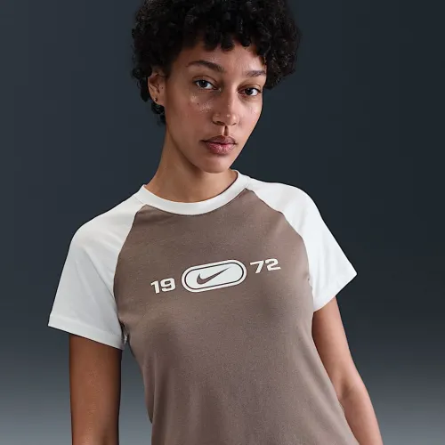 Nike Sportswear Chill Knit жіноча Slim Graphic футболка колір білий