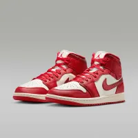 Nike Air Jordan 1 Mid SE жіноча Кросівки колір білий