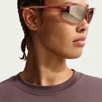 Nike Sportswear женская Loose Short-Sleeve Cropped футболка цвет фиолетовый