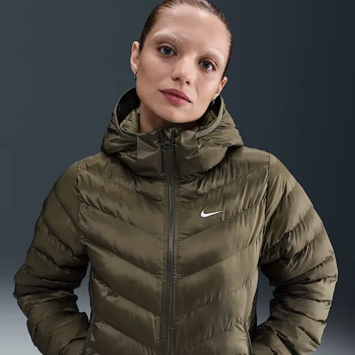 Nike Sportswear Windpuffer женская Therma-FIT Hooded Puffer цвет зеленый