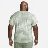 Nike Dri-FIT мужские Allover Print Short-Sleeve Yoga Top цвет серый