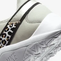 Nike Legend Essential 2 Premium женская тренировочные Кроссовки цвет серый