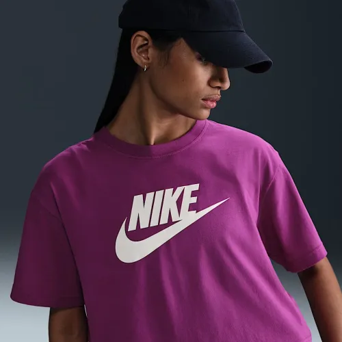 Nike Sportswear Essential жіноча Cropped Logo футболка колір фіолетовий
