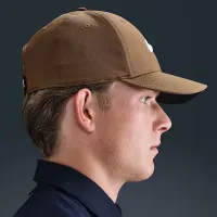 Nike Dri-FIT Club Structuколір червоний Swoosh Cap колір коричневий