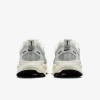 Nike Vomero 18 жіноча Road Running Кросівки (Extra Wide) колір білий