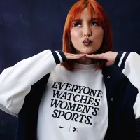 Everyone Watches женская Sports™ Nike by TOGETHXR футболка цвет белый