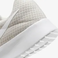 Nike Tanjun жіноча Кросівки колір коричневий