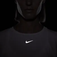 Nike Dri-FIT One Luxe женская Twist Cropped Short-Sleeve Top цвет белый