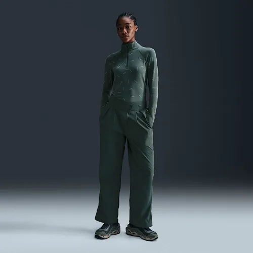 Nike Sportswear Collection женская Mid-Rise Repel Asymmetrical-Waist Trousers цвет зеленый