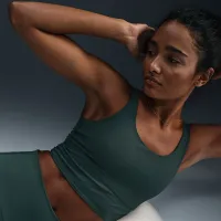 Nike Zenvy Rib женская Light-Support Padded Longline Sports Bra цвет зеленый