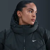 Nike Sportswear Windpuffer женская Storm-FIT Loose Hooded Down Puffer цвет зеленый