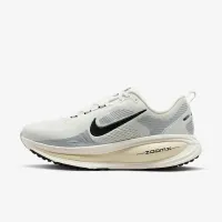 Nike Vomero 18 жіноча Road Running Кросівки (Extra Wide) колір білий