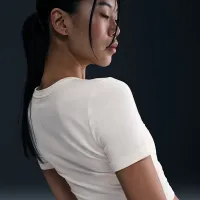 Nike Sportswear Chill Knit жіноча Slim Cropped футболка колір білий