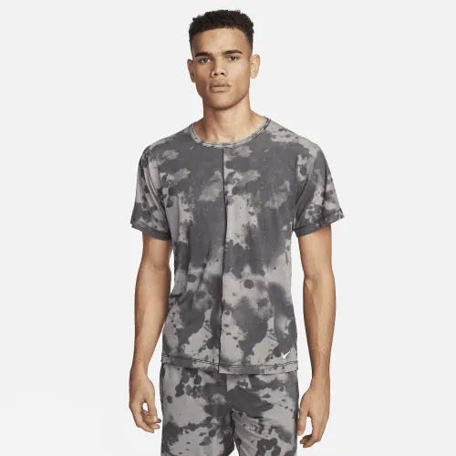 Nike Dri-FIT мужские Allover Print Short-Sleeve Yoga Top цвет серый