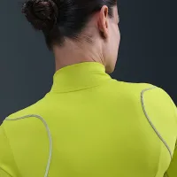 Nike Swift жіноча Therma-FIT ADV 1/4-Zip Running Top with Reflective Accents колір зелений