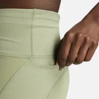 Nike женская Tight Mid-Rise Ribbed-Panel Running шорты с карманамицвет зеленый