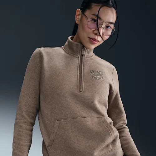 Nike Sportswear Club Fleece женская Mock-Neck 1/2-Zip Graphic Top цвет коричневый