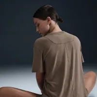 Nike One Relaxed жіноча Dri-FIT Short-Sleeve Top колір коричневий