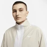 U.S. Essential женская Nike Graphic Куртка цвет коричневый