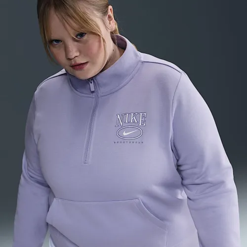 Nike Sportswear Club Fleece женская Mock-Neck 1/2-Zip Graphic Top (большие размеры) цвет фиолетовый